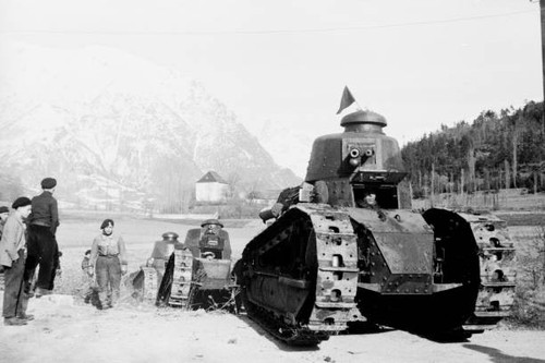 Armoured vehicles manoeuvres