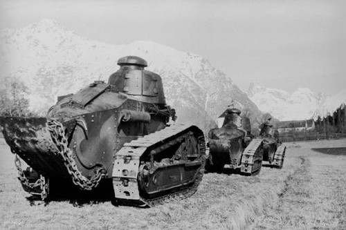 Armoured vehicles manoeuvres