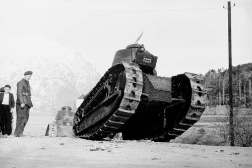 Armoured vehicles manoeuvres